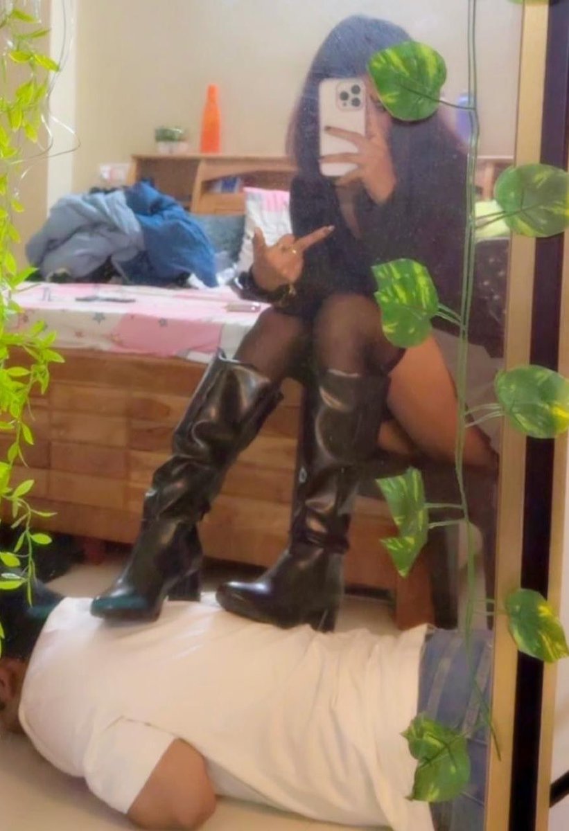 ruyiruinsyou's tweet photo. subs who say “no i am not into it” often end up being the best footrest stool ;) https://t.co/zRnlT2Usbp