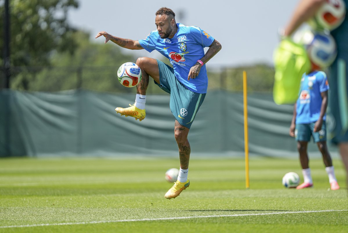 SantosFC's tweet photo. Neymar Jr segue na preparação para as oitavas. Vai pra cima deles, meu 🔟! 🇧🇷

📸 Rafael Ribeiro e Nelson Terme / CBF https://t.co/22R3ZHP9Kw