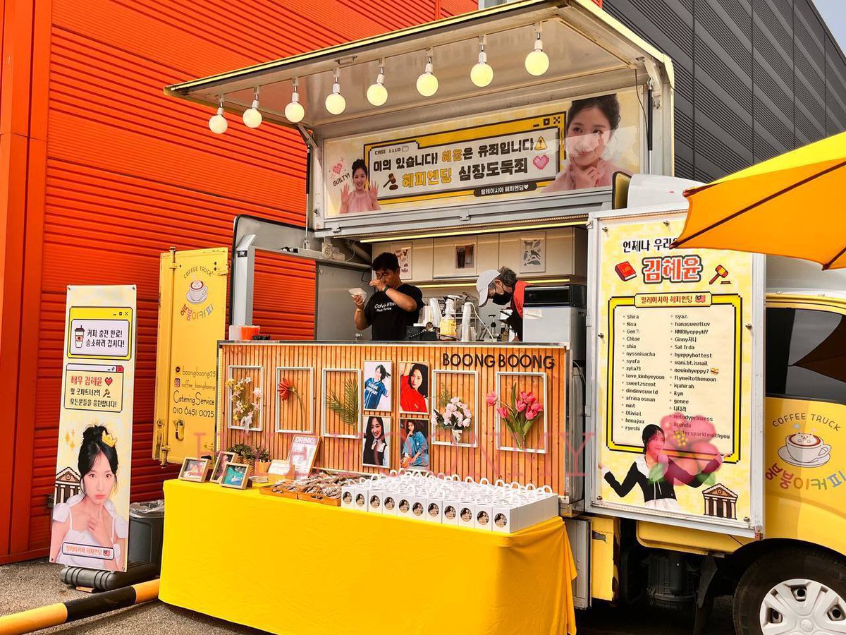 HYEYOONMY's tweet photo. Hyeyoon came out wearing black tracksuit with her hair tied tightly. Hyeyoon said hello with a bright smile with overflowing energy. She slowly looked at the banners and picture frames, took out her phone, and started taking a bunch of photos of the banner with the fans' names🫶🏻 https://t.co/MgBjkdZe7C