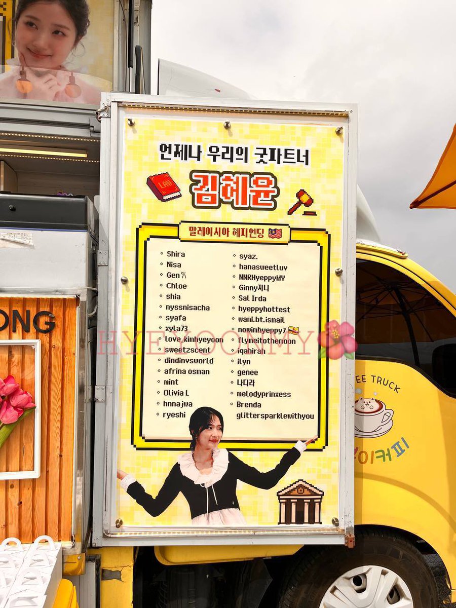 HYEYOONMY's tweet photo. Hyeyoon came out wearing black tracksuit with her hair tied tightly. Hyeyoon said hello with a bright smile with overflowing energy. She slowly looked at the banners and picture frames, took out her phone, and started taking a bunch of photos of the banner with the fans' names🫶🏻 https://t.co/MgBjkdZe7C