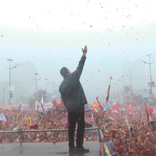 Venezuelaindom's tweet photo. 🏗️ Exministro Izarra señala que menos del 2 % de los #edificios #colapsados en La Guaira pertenecen a la Gran Misión Vivienda
El exministro de Comunicación de Hugo Chávez y actual opositor, Andrés Izarra, señaló que de los más de 530 edificios colapsados.
#VenezuelaEsEsperanza https://t.co/CVSTTV6KCJ