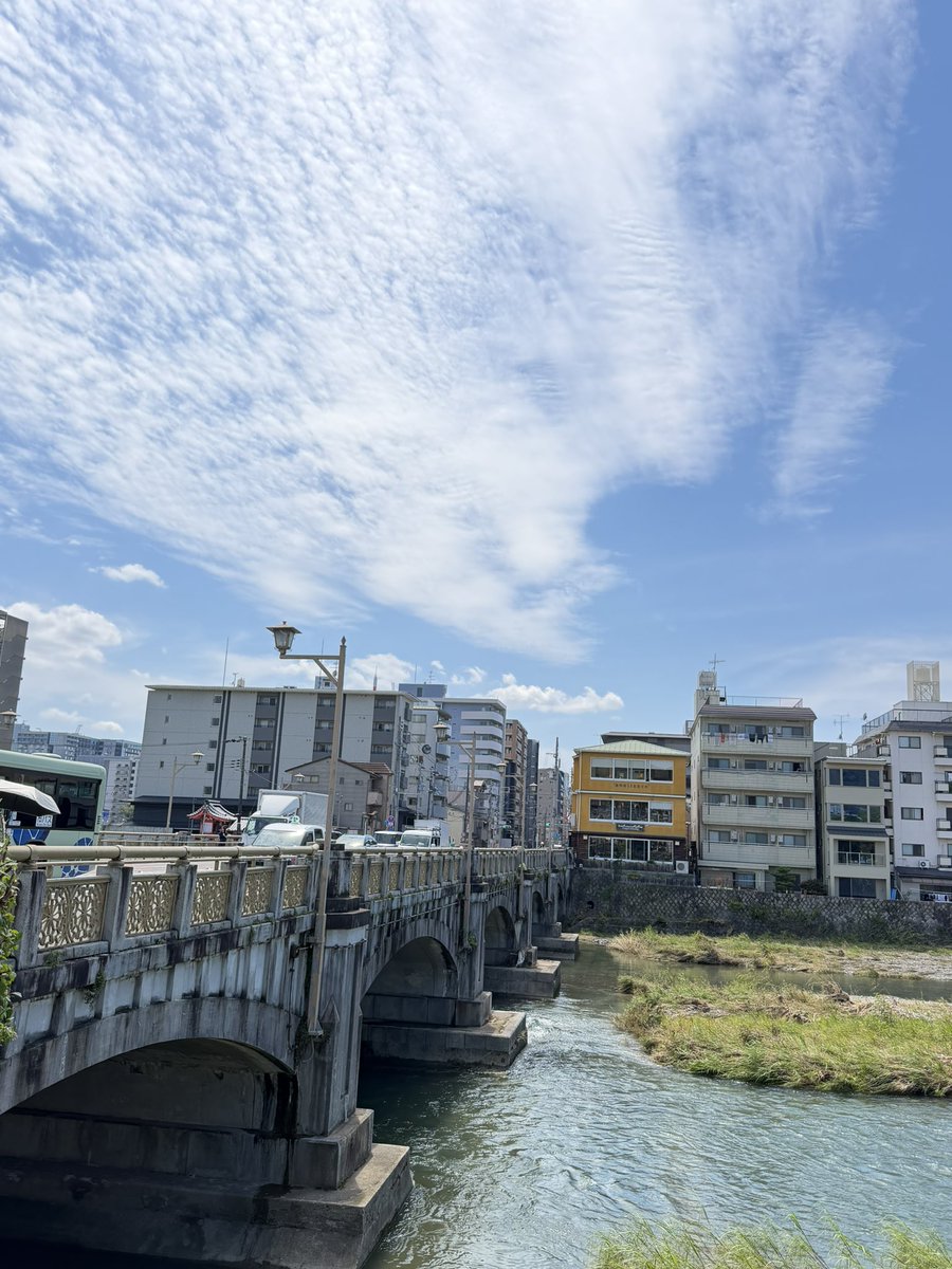 shichibri's tweet photo. 今日の七條大橋
台風🌀の傷痕がまだまだ残っていて、今月のお掃除はやりがいがありますよ！平日、火曜日ですが、たくさんの参加、お待ちしています！ https://t.co/7lZkiZbp5f