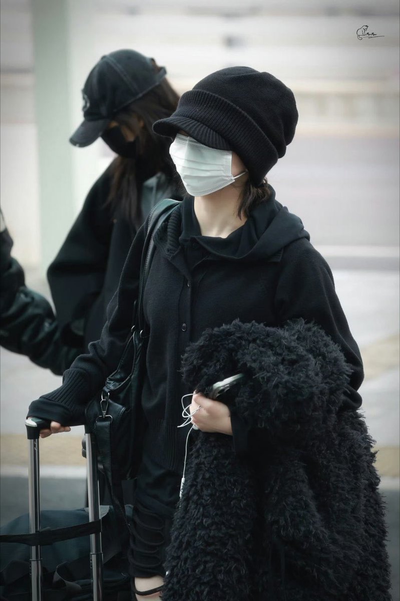 500woni's tweet photo. > haely were roommates in europe
> haewon warned jjyusol that it wld be cold before they went out
> later on the same day, lily was wearing haewon’s jacket (hw was holding it when they departed korea)

🫠 https://t.co/1BlUtAC25g