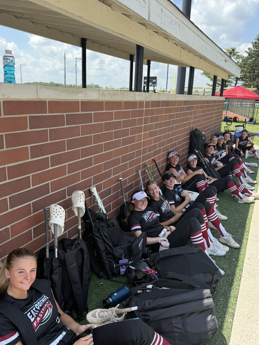 Heatpremier16U's tweet photo. So proud of these girls this weekend! The temp is well over 100 on the turf 🥵 We have extended our unbeaten streak to 10 games!!! Pool play record so far is 3-0 and looking for more!!
🥎🥎🥎🔥🔥🔥 https://t.co/1xzX2cU9hl