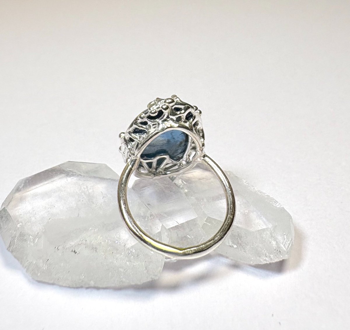 stoneage_craft's tweet photo. 華奢なサイズで大粒の石のリングがないというお話を伺い、
なるほど確かに飴ﾁｬｿカボションを
一桁サイズで作ったことは無かった

そんな訳で6号サイズに
9ctのカイヤナイトを留めたリング誕生💍

自分の手ではピンキーもｷﾞﾘｷﾞﾘですが笑
何処かにいらっしゃるシンデレラ様の元に届くといいなー https://t.co/T9yJybzBPm