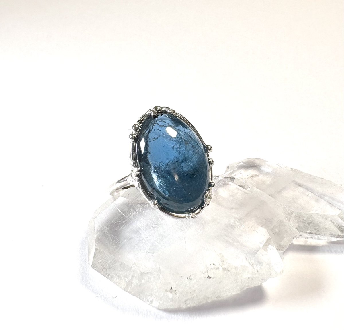 stoneage_craft's tweet photo. 華奢なサイズで大粒の石のリングがないというお話を伺い、
なるほど確かに飴ﾁｬｿカボションを
一桁サイズで作ったことは無かった

そんな訳で6号サイズに
9ctのカイヤナイトを留めたリング誕生💍

自分の手ではピンキーもｷﾞﾘｷﾞﾘですが笑
何処かにいらっしゃるシンデレラ様の元に届くといいなー https://t.co/T9yJybzBPm