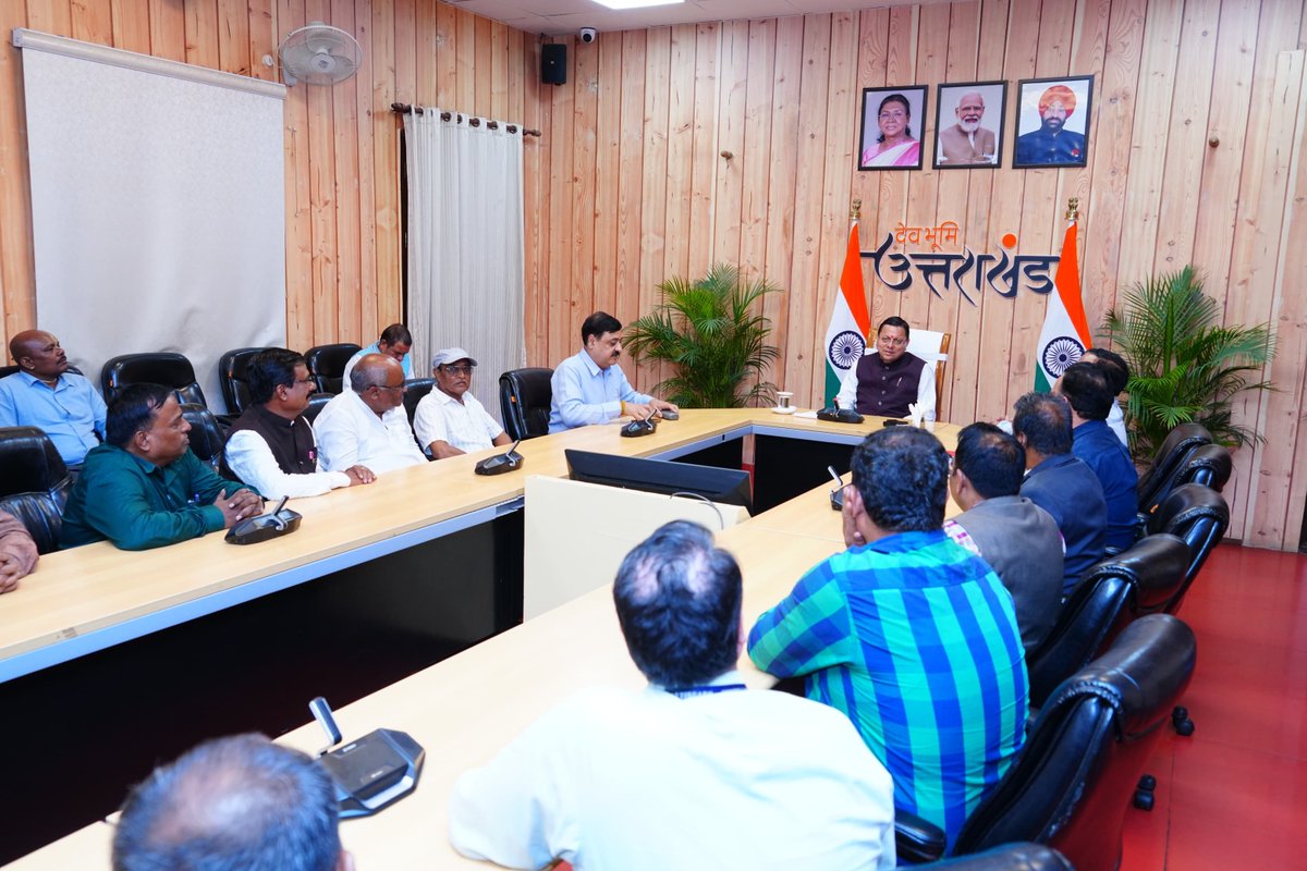 pushkardhami's tweet photo. शासकीय आवास पर छत्तीसगढ़ से पधारे पत्रकारों के प्रतिनिधिमंडल ने भेंट की।

इस अवसर पर प्रतिनिधिमंडल के साथ उत्तराखण्ड की विकास यात्रा, पर्यटन की अपार संभावनाओं, समृद्ध सांस्कृतिक विरासत, राज्य में लिए गए ऐतिहासिक निर्णयों, सुशासन आधारित सुधारों, उनकी कार्ययोजना, प्रभावी क्रियान्वयन एवं उनसे प्राप्त सकारात्मक परिणामों की भी विस्तृत चर्चा हुई।

प्रतिनिधिमंडल के माध्यम से समस्त छत्तीसगढ़वासियों को आगामी हरिद्वार कुंभ में देवभूमि उत्तराखण्ड पधारने का सादर आमंत्रण भी दिया।
