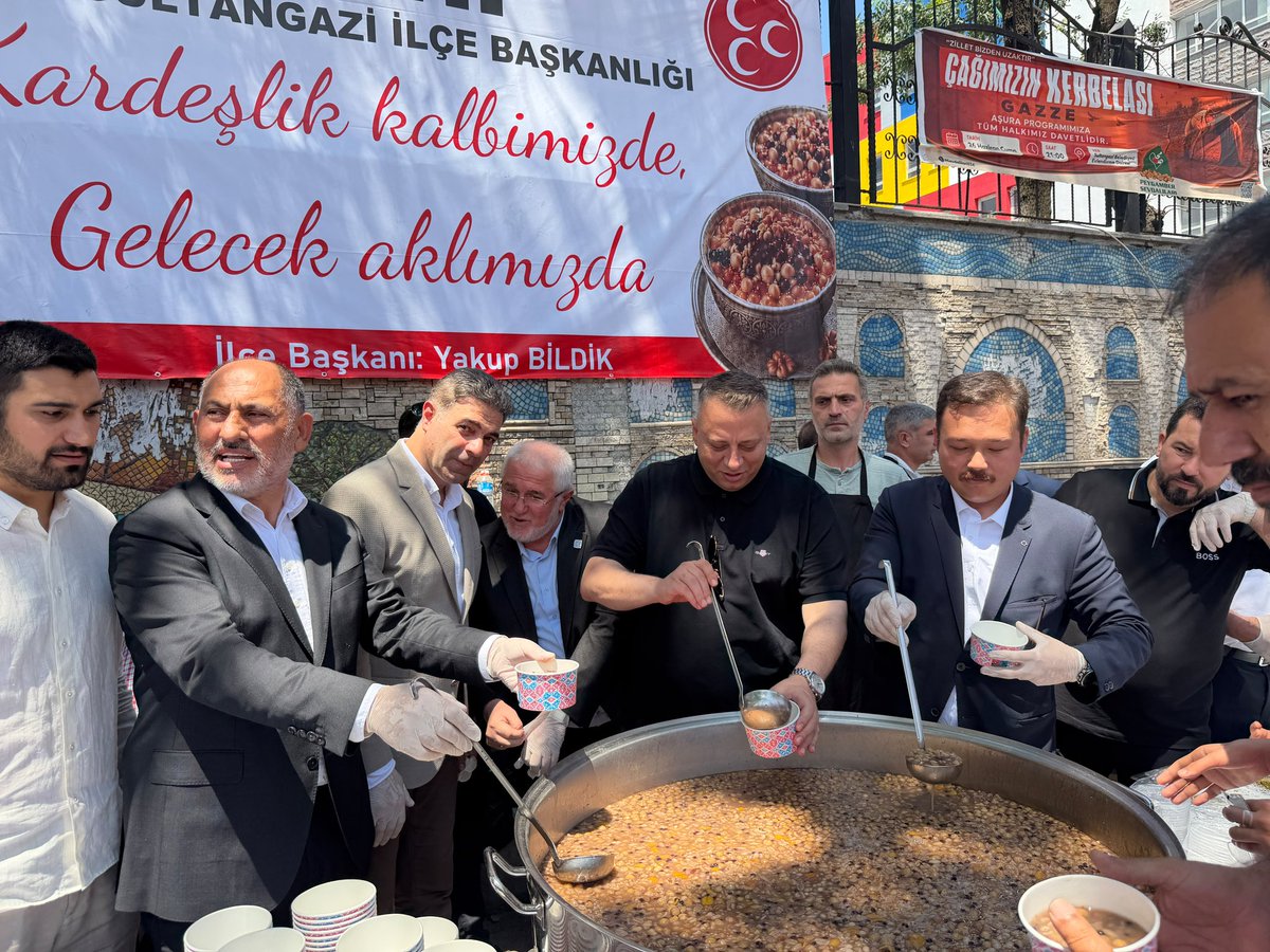 _MHP_sultangazi's tweet photo. Birlik ve Bereket İçin Aşure İkramımızı Gerçekleştirdik
Milliyetçi Hareket Partisi Sultangazi İlçe Başkanlığı olarak düzenlediğimiz aşure ikramı programımızı, Sultançiftliği Merkez Camii Meydanı'nda cuma namazı sonrasında yoğun bir katılımla gerçekleştirdik.

Programımıza; Sultangazi Kaymakamı Sn. Mahmut Kaşıkçı, Sultangazi İlçe Emniyet Müdürü Sn. Hakan Alpaslan Kırbaş, Sultangazi İlçe Müftüsü Sn. Hadi Keskin, Şehit ve Gazi Yakınlarından Sorumlu İl Başkan Yardımcımız Sn. Ayhan Aras, Türk Dünyasından Sorumlu İl Başkan Yardımcımız Sn. Batuhan Pınar, İlçe Başkanımız Sn. Yakup Bildik, MHP Sultangazi Belediye Meclis Üyelerimiz, İlçe Yöneticilerimiz, Mahalle Başkanlarımız ve kıymetli hemşehrilerimiz katılım sağladı.

Muharrem ayının manevi ikliminde paylaşmanın, dayanışmanın ve kardeşliğin en güzel örneklerinden biri olan aşure ikramımızda bizlerle bir araya gelen tüm misafirlerimize teşekkür ediyor; birlik ve beraberliğimizin daim olmasını Yüce Allah'tan niyaz ediyoruz.
Aşuremiz; Birliğimiz, Bereketimiz, Kardeşliğimiz Olsun.

#sultangaziilebulusuyoruz #sultangaziilekucaklasiyoruz
