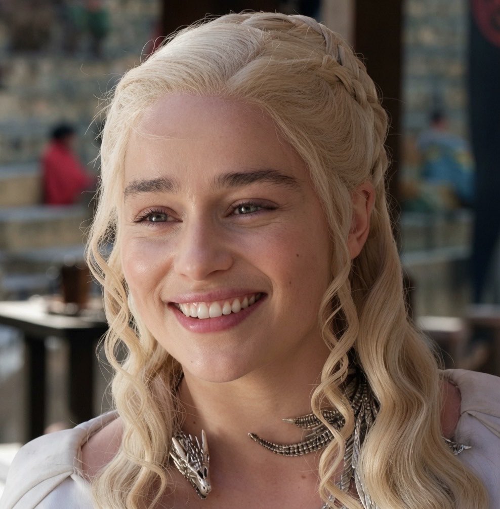KingTargaryenn's tweet photo. Daenerys Targaryen ayudó a salvar la vida de Emilia Clarke. 

Y no, no estoy exagerando.

Cuando Emilia tenía 24 años y acababa de terminar la primera temporada de Game of Thrones, sufrió un aneurisma cerebral que casi le cuesta la vida. La recuperación fue tan dura que llegó a sufrir pérdida temporal del habla y, durante un tiempo, ni siquiera podía recordar su propio nombre.

Lo que poca gente sabe es que ella misma contó que intentaba mantenerse mentalmente activa recordando y recitando los diálogos que había aprendido para interpretar a Daenerys, incluidos fragmentos en alto valyrio y dothraki, porque estos obligaban a su cerebro a seguir trabajando. Se aferró, literalmente, al personaje que estaba interpretando.

Visto así, Daenerys no solo fue el papel que convirtió a Emilia Clarke en una estrella mundial. También fue una de las herramientas a las que pudo aferrarse mientras su propio cerebro luchaba por recuperarse.

Para mí, esta siempre será una de las historias más increíbles y humanas que he conocido detrás de una serie de televisión.