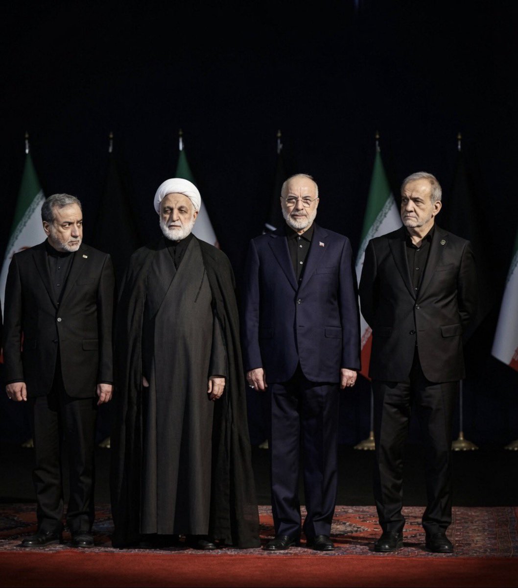 AmirAli_Insider's tweet photo. سعادت این بود که شما رفته بودید 
و  او بر شما نماز میت می خواند…

«قاتل به صحنه جرم باز می گردد»
#وفاقیون  این بار دارن نقش عزادار رو بازی می‌کنن…

تف بر وفاق منافقانه تان. https://t.co/ktMITuJMAJ