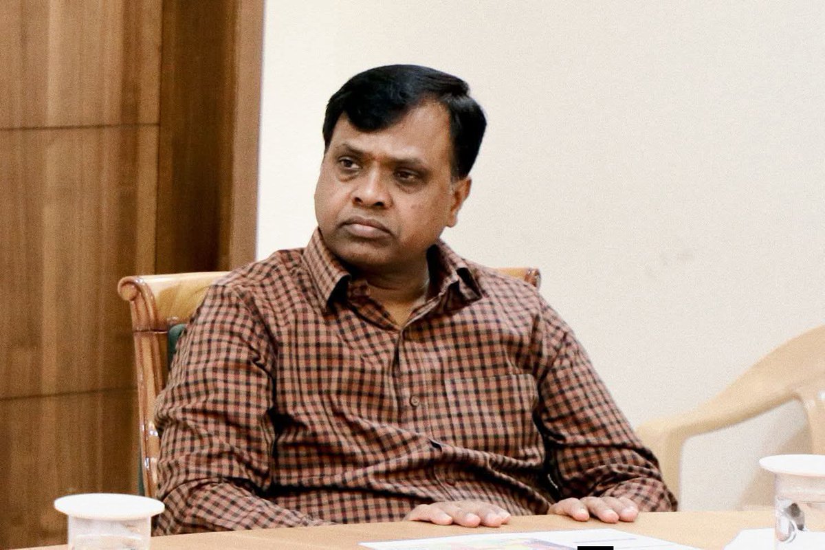 RewaCollector's tweet photo. रीवा जिले में लंबित राजस्व प्रकरणों के निराकरण के लिए किए जा रहे विशेष प्रयास.

सीमांकन से असंतुष्ट होने पर करें अपील : एसडीएम सीमांकन से असंतुष्ट किसानों के अपील प्रकरण दर्ज कर करें निराकरण - कलेक्टर नरेन्द्र कुमार सूर्यवंशी 

RM: https://t.co/BRv66YBRBd

#JansamparkMP #Rewa https://t.co/9fwW2Dk28r