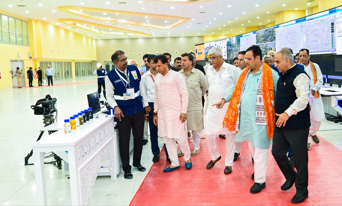 BhajanlalBjp's tweet photo. आदरणीय प्रधानमंत्री श्री @narendramodi जी के ऐतिहासिक आगमन को लेकर आज पचपदरा स्थित देश की अत्याधुनिक रिफाइनरी और जनसभा स्थल का निरीक्षण कर व्यवस्थाओं का जायजा लिया। 

आदरणीय प्रधानमंत्री जी के विजन से औद्योगिक क्रांति का यह नया सूर्योदय राजस्थान के साथ पूरे देश की प्रगति को नई ऊर्जा सुरक्षा देगा। राजस्थान की जनता अपने प्रिय प्रधानसेवक के भव्य और अभूतपूर्व स्वागत के लिए पूरी तरह तैयार है। 

इस दौरान माननीय केंद्रीय संस्कृति और पर्यटन मंत्री श्री @gssjodhpur जी, भाजपा प्रदेश अध्यक्ष श्री @madanrrathore जी, प्रदेश महामंत्री (संगठन) श्री @ajaeybjp जी सहित अन्य जनप्रतिनिधिगण उपस्थित रहे।