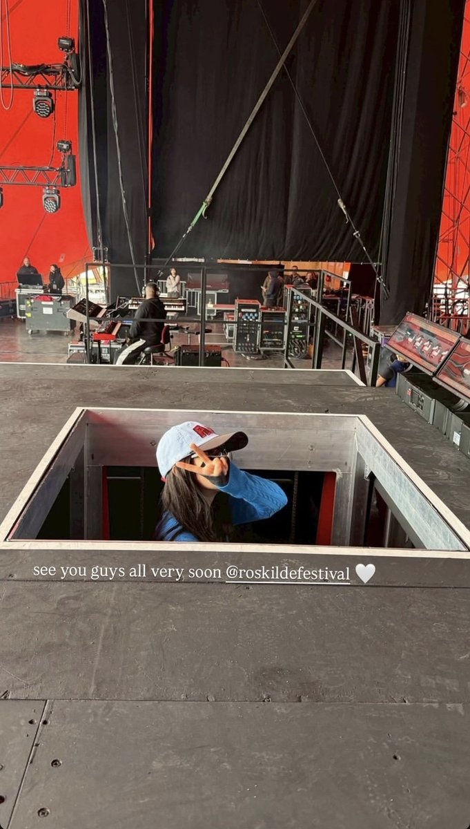 BLACKPINKBRASIL's tweet photo. 🐻 jennierubyjane story: 

"Vejo vocês todos muito em breve no @.roskildefestival. 🤍"

#JENNIE #BLACKPINK https://t.co/Y5MZEhpRnn