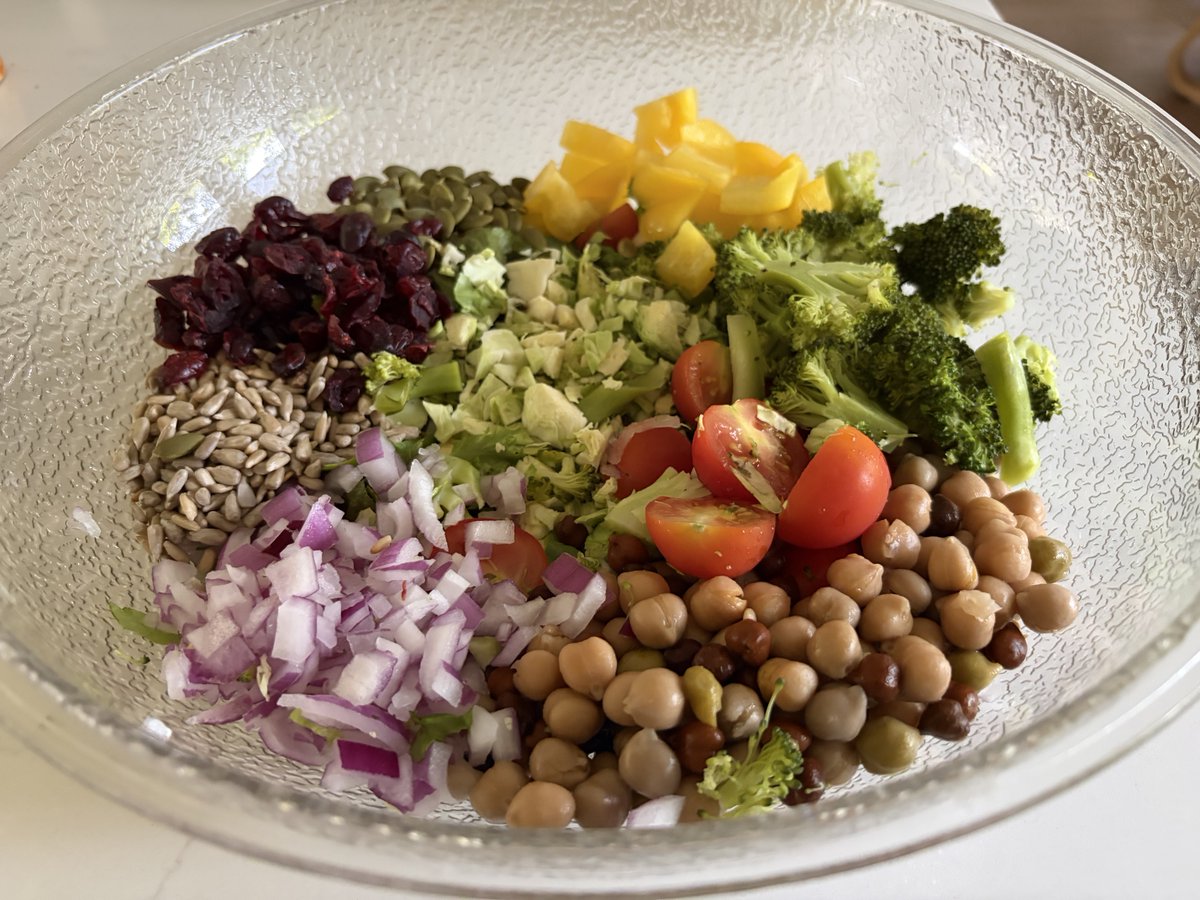 KarenMessier's tweet photo. Big salad with my favourite four ingredient dressing.
#lettuce #ChickPeas #BrusselsSprouts #tomatoes #YellowPepper #RedOnion #broccoli #PumpkinSeeds #SunflowerSeeds #DriedCranberries #VEGAN โค๏ธ๐๐ป๐ฑ https://t.co/NIx9MrHnfY
