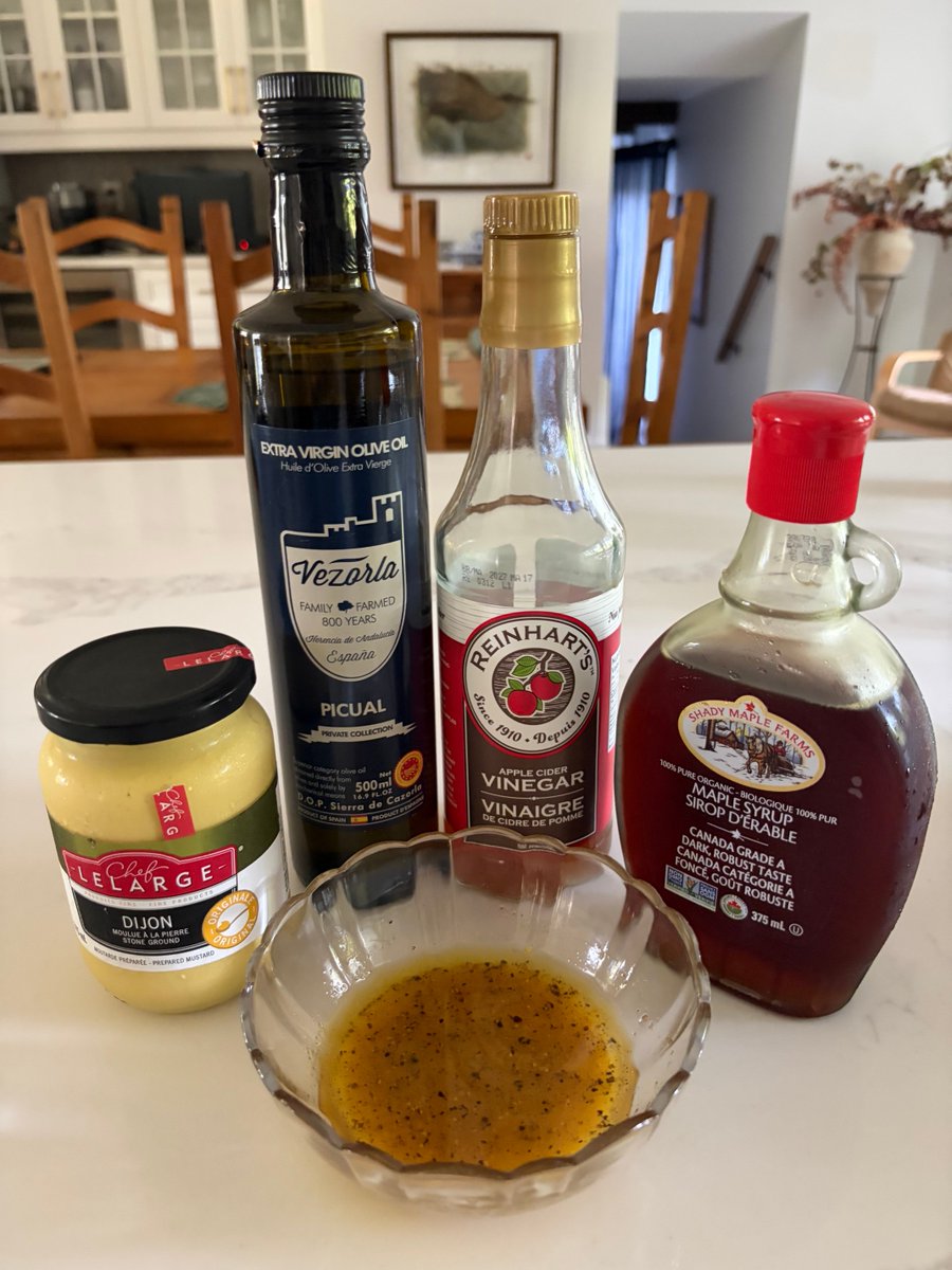 KarenMessier's tweet photo. Big salad with my favourite four ingredient dressing.
#lettuce #ChickPeas #BrusselsSprouts #tomatoes #YellowPepper #RedOnion #broccoli #PumpkinSeeds #SunflowerSeeds #DriedCranberries #VEGAN โค๏ธ๐๐ป๐ฑ https://t.co/NIx9MrHnfY