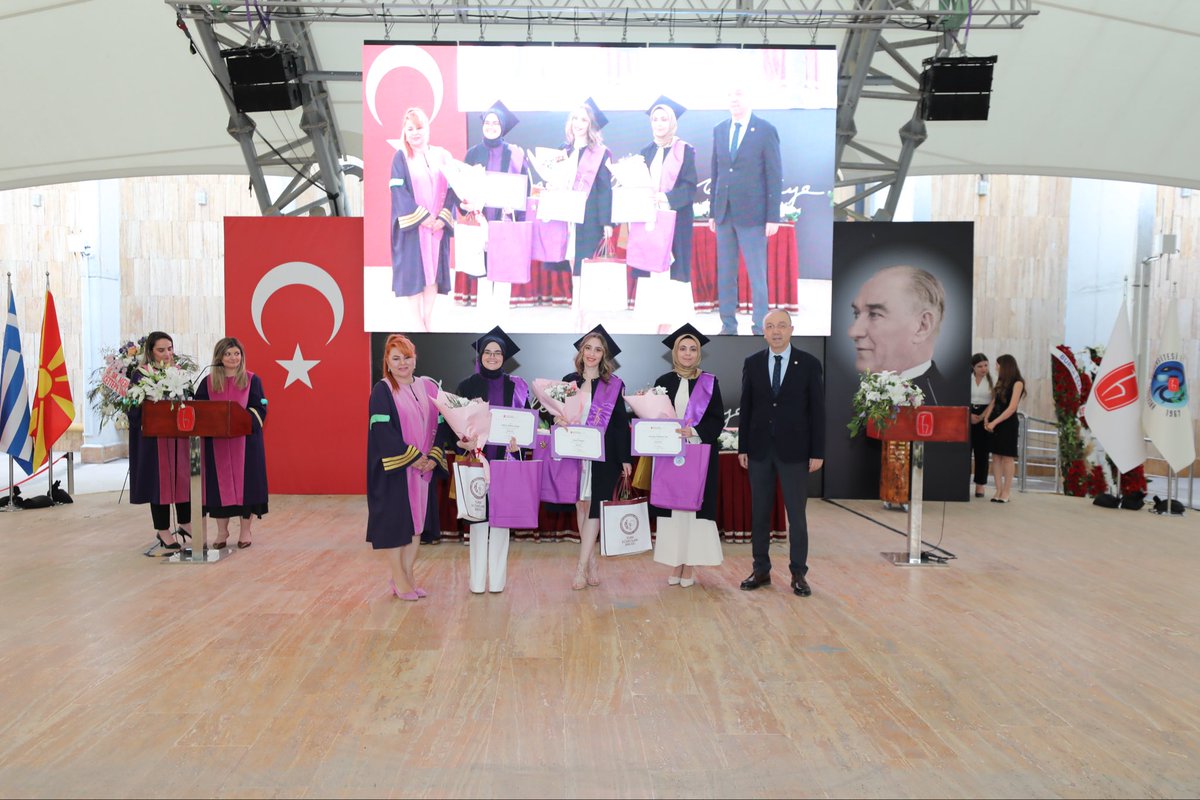 tebkurumsal's tweet photo. Türk Eczacıları Birliği Başkanı Ecz. Mehmet İrfan Demirci, Türk Eczacıları Birliği Genel Sekreteri Uzm. Ecz. Taner Ercanlı, Türk Eczacıları Birliği Merkez Heyeti Üyesi Uzm.Ecz. H. Fikret Baransel ve Türk Eczacıları Birliği Eczacılık Akademisi Başkanı Prof.Dr. Kutay Demirkan, Hacettepe Üniversitesi Eczacılık Fakültesi 2025-2026 Akademik Yılı Mezuniyet Töreni’ne katıldılar.

Türk Eczacıları Birliği Başkanı Ecz. Mehmet İrfan Demirci, mezunlara bilimin ışığında, toplum sağlığını önceleyen, hastaya güven veren, eczacı örgütü ile iç içe bir meslek yaşamı dileyerek, dereceye giren mezunlara belgelerini takdim etti.