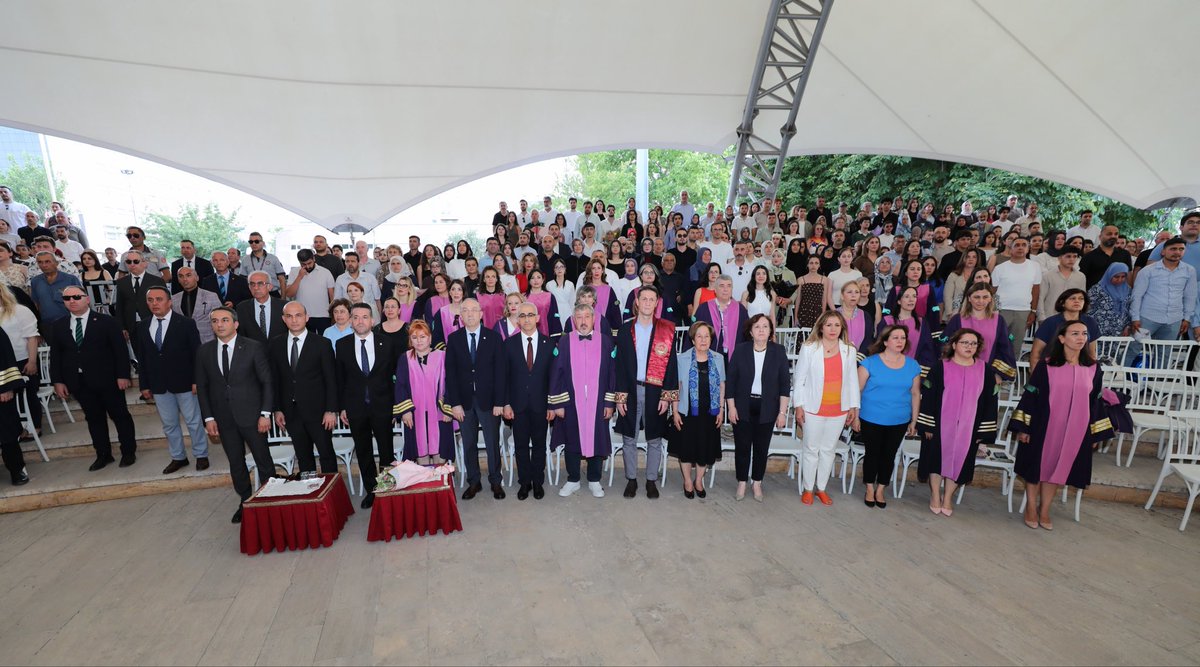tebkurumsal's tweet photo. Türk Eczacıları Birliği Başkanı Ecz. Mehmet İrfan Demirci, Türk Eczacıları Birliği Genel Sekreteri Uzm. Ecz. Taner Ercanlı, Türk Eczacıları Birliği Merkez Heyeti Üyesi Uzm.Ecz. H. Fikret Baransel ve Türk Eczacıları Birliği Eczacılık Akademisi Başkanı Prof.Dr. Kutay Demirkan, Hacettepe Üniversitesi Eczacılık Fakültesi 2025-2026 Akademik Yılı Mezuniyet Töreni’ne katıldılar.

Türk Eczacıları Birliği Başkanı Ecz. Mehmet İrfan Demirci, mezunlara bilimin ışığında, toplum sağlığını önceleyen, hastaya güven veren, eczacı örgütü ile iç içe bir meslek yaşamı dileyerek, dereceye giren mezunlara belgelerini takdim etti.
