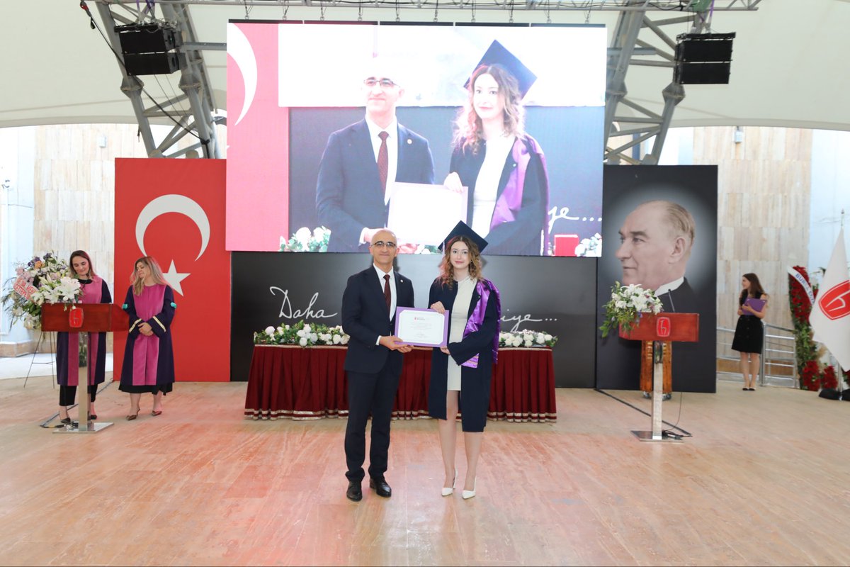 tebkurumsal's tweet photo. Türk Eczacıları Birliği Başkanı Ecz. Mehmet İrfan Demirci, Türk Eczacıları Birliği Genel Sekreteri Uzm. Ecz. Taner Ercanlı, Türk Eczacıları Birliği Merkez Heyeti Üyesi Uzm.Ecz. H. Fikret Baransel ve Türk Eczacıları Birliği Eczacılık Akademisi Başkanı Prof.Dr. Kutay Demirkan, Hacettepe Üniversitesi Eczacılık Fakültesi 2025-2026 Akademik Yılı Mezuniyet Töreni’ne katıldılar.

Türk Eczacıları Birliği Başkanı Ecz. Mehmet İrfan Demirci, mezunlara bilimin ışığında, toplum sağlığını önceleyen, hastaya güven veren, eczacı örgütü ile iç içe bir meslek yaşamı dileyerek, dereceye giren mezunlara belgelerini takdim etti.