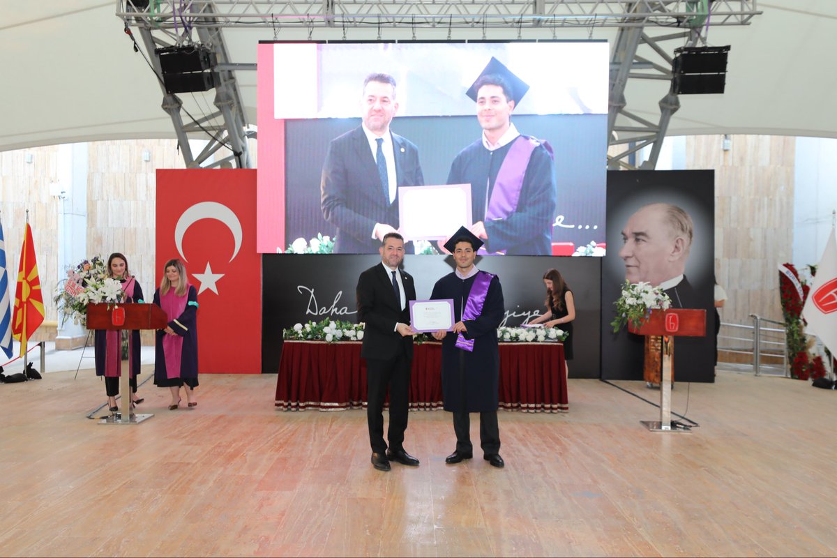 tebkurumsal's tweet photo. Türk Eczacıları Birliği Başkanı Ecz. Mehmet İrfan Demirci, Türk Eczacıları Birliği Genel Sekreteri Uzm. Ecz. Taner Ercanlı, Türk Eczacıları Birliği Merkez Heyeti Üyesi Uzm.Ecz. H. Fikret Baransel ve Türk Eczacıları Birliği Eczacılık Akademisi Başkanı Prof.Dr. Kutay Demirkan, Hacettepe Üniversitesi Eczacılık Fakültesi 2025-2026 Akademik Yılı Mezuniyet Töreni’ne katıldılar.

Türk Eczacıları Birliği Başkanı Ecz. Mehmet İrfan Demirci, mezunlara bilimin ışığında, toplum sağlığını önceleyen, hastaya güven veren, eczacı örgütü ile iç içe bir meslek yaşamı dileyerek, dereceye giren mezunlara belgelerini takdim etti.