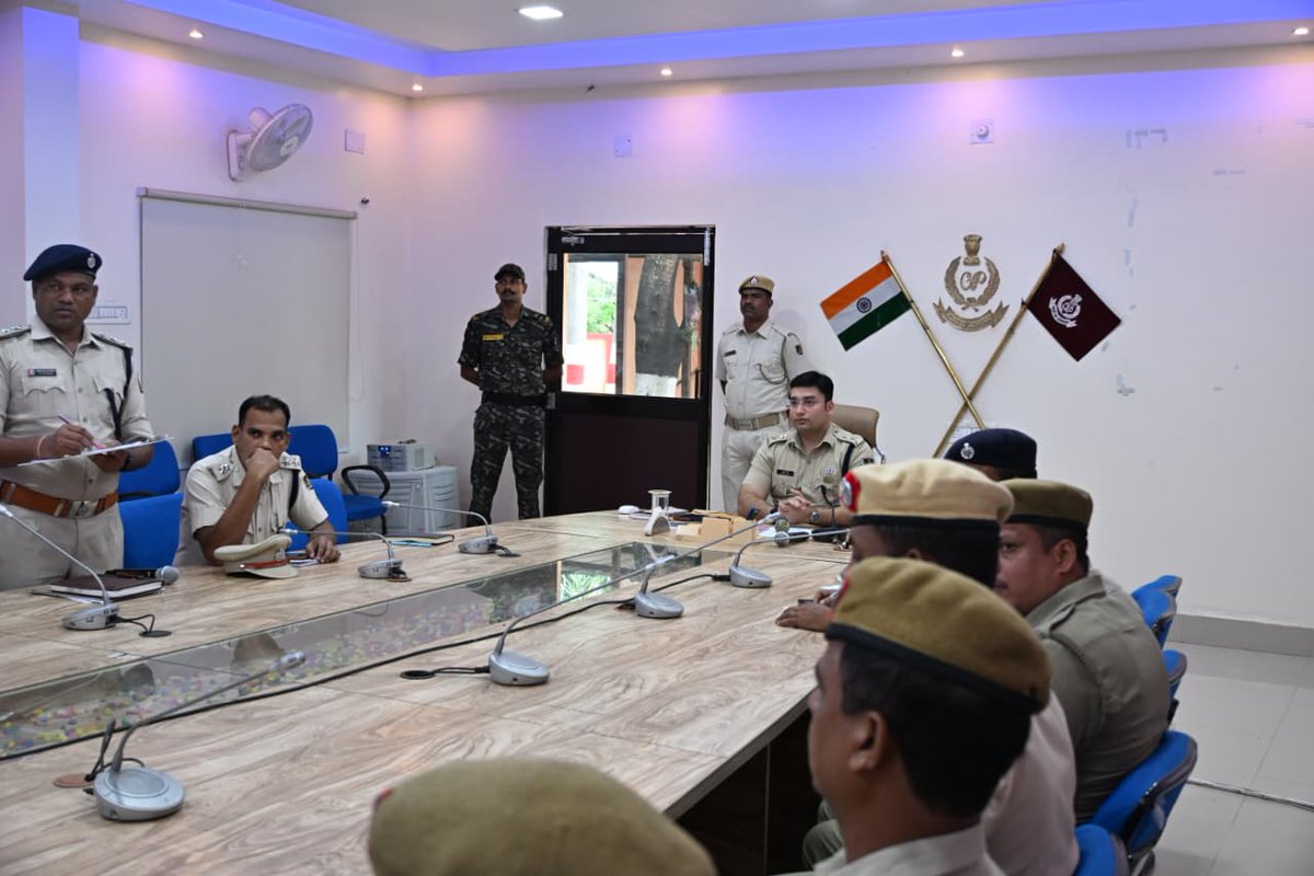 SP_Anugola's tweet photo. An Allochana Sabha of Anugola Police was convened today under the chairmanship of the SP, Anugola. Representatives from all Police Stations and SDPO Offices attended. Issues related to the welfare of police personnel and operational challenges were reviewed, and necessary directions were issued for their prompt resolution to strengthen coordination and effective policing.

ଆଜି ଅନୁଗୋଳ ପୋଲିସର ଏକ ଆଲୋଚନା ସଭା ଅନୁଗୋଳ ଏସପିଙ୍କ ଅଧ୍ୟକ୍ଷତାରେ ଅନୁଷ୍ଠିତ ହୋଇଥିଲା। ଏଥିରେ ସମସ୍ତ ପୋଲିସ ଷ୍ଟେସନ ଏବଂ ଏସଡିପିଓ କାର୍ଯ୍ୟାଳୟର ପ୍ରତିନିଧିମାନେ ଯୋଗ ଦେଇଥିଲେ। ପୋଲିସ କର୍ମଚାରୀଙ୍କ କଲ୍ୟାଣ ଏବଂ କାର୍ଯ୍ୟକ୍ଷମ ଚ୍ୟାଲେଞ୍ଜ ସହିତ ଜଡିତ ସମସ୍ୟାଗୁଡ଼ିକର ସମୀକ୍ଷା କରାଯାଇଥିଲା ଏବଂ ସମନ୍ୱୟ ଏବଂ ପ୍ରଭାବଶାଳୀ ପୋଲିସିଂକୁ ସୁଦୃଢ଼ ​​କରିବା ପାଇଁ ଏହାର ତୁରନ୍ତ ସମାଧାନ ପାଇଁ ଆବଶ୍ୟକୀୟ ନିର୍ଦ୍ଦେଶ ଦିଆଯାଇଥିଲା।

@odisha_police @homeodisha @DGPOdisha
