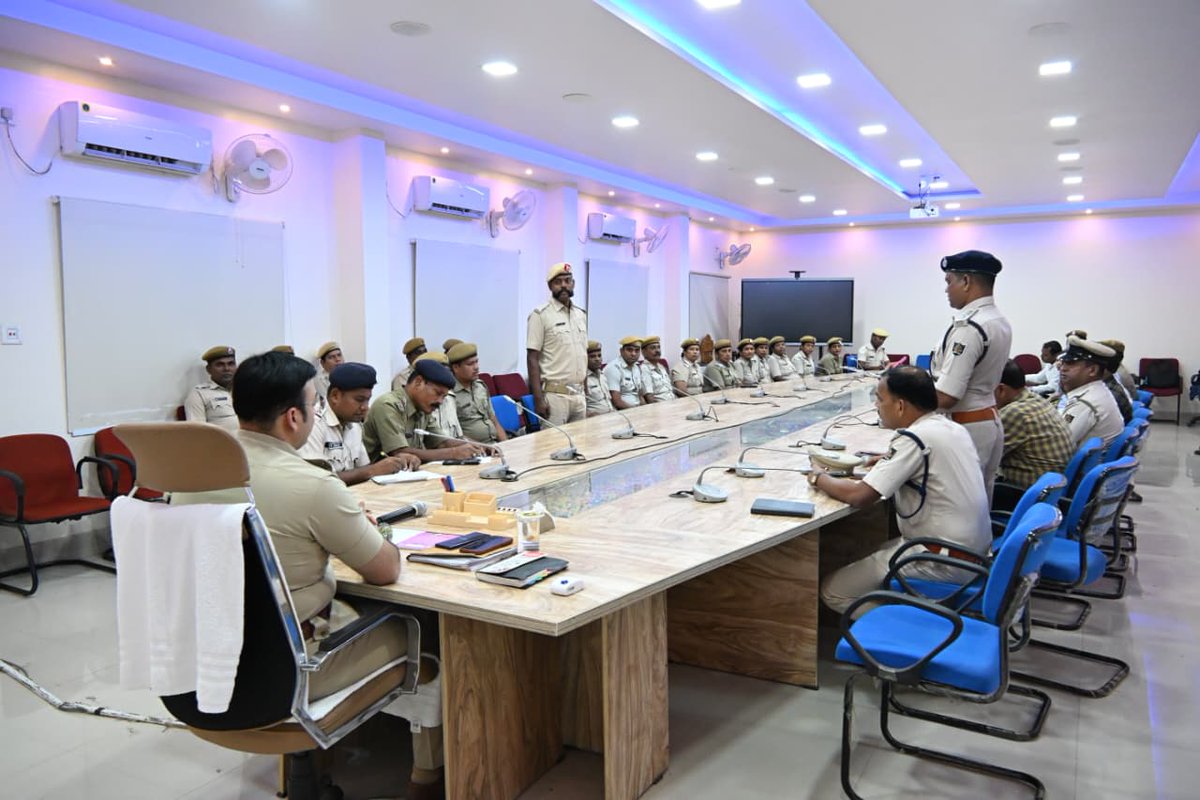 SP_Anugola's tweet photo. An Allochana Sabha of Anugola Police was convened today under the chairmanship of the SP, Anugola. Representatives from all Police Stations and SDPO Offices attended. Issues related to the welfare of police personnel and operational challenges were reviewed, and necessary directions were issued for their prompt resolution to strengthen coordination and effective policing.

ଆଜି ଅନୁଗୋଳ ପୋଲିସର ଏକ ଆଲୋଚନା ସଭା ଅନୁଗୋଳ ଏସପିଙ୍କ ଅଧ୍ୟକ୍ଷତାରେ ଅନୁଷ୍ଠିତ ହୋଇଥିଲା। ଏଥିରେ ସମସ୍ତ ପୋଲିସ ଷ୍ଟେସନ ଏବଂ ଏସଡିପିଓ କାର୍ଯ୍ୟାଳୟର ପ୍ରତିନିଧିମାନେ ଯୋଗ ଦେଇଥିଲେ। ପୋଲିସ କର୍ମଚାରୀଙ୍କ କଲ୍ୟାଣ ଏବଂ କାର୍ଯ୍ୟକ୍ଷମ ଚ୍ୟାଲେଞ୍ଜ ସହିତ ଜଡିତ ସମସ୍ୟାଗୁଡ଼ିକର ସମୀକ୍ଷା କରାଯାଇଥିଲା ଏବଂ ସମନ୍ୱୟ ଏବଂ ପ୍ରଭାବଶାଳୀ ପୋଲିସିଂକୁ ସୁଦୃଢ଼ ​​କରିବା ପାଇଁ ଏହାର ତୁରନ୍ତ ସମାଧାନ ପାଇଁ ଆବଶ୍ୟକୀୟ ନିର୍ଦ୍ଦେଶ ଦିଆଯାଇଥିଲା।

@odisha_police @homeodisha @DGPOdisha