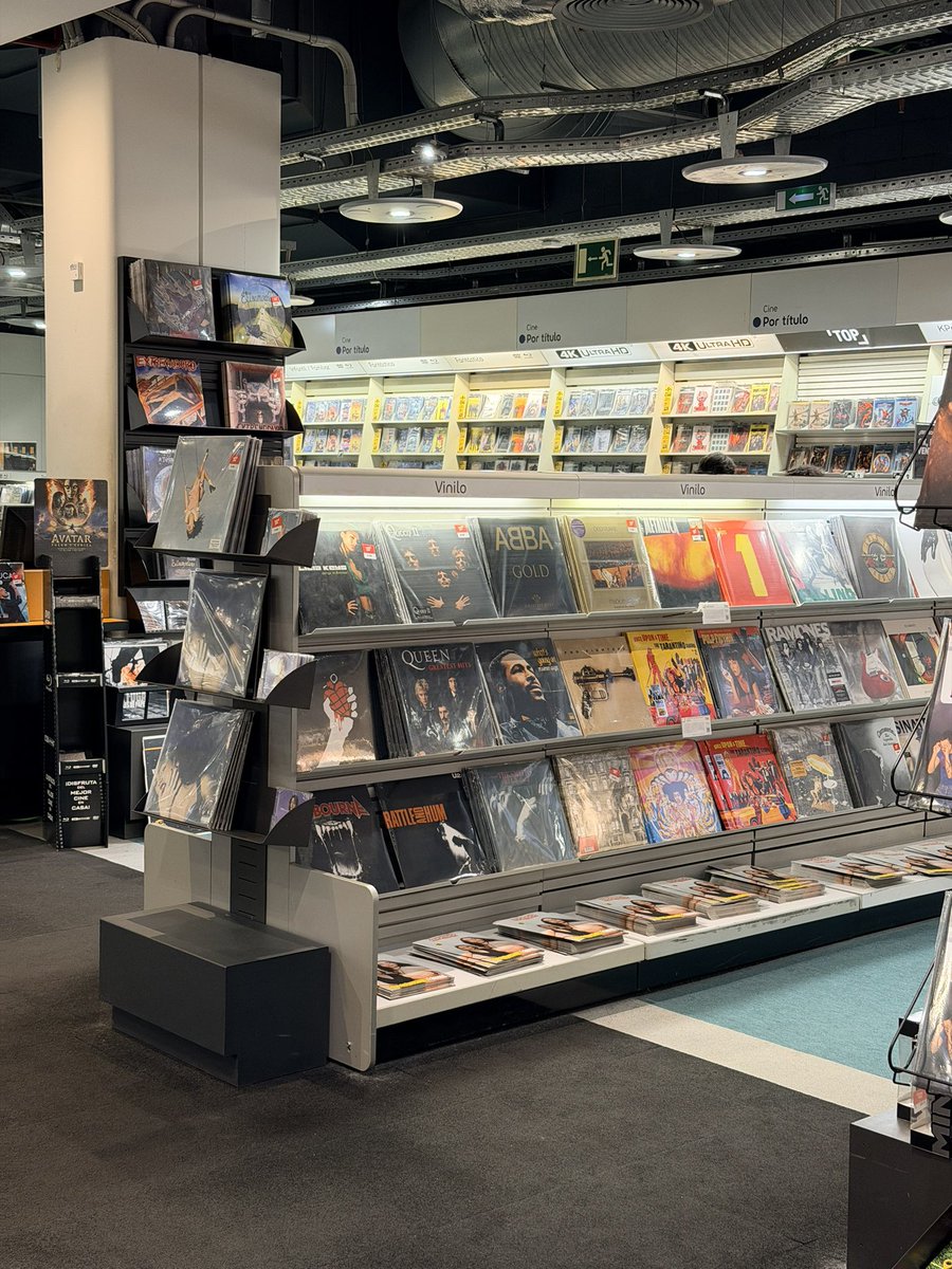 Mundo_RPG_'s tweet photo. Estoy en FNAC y es que no puedo dejar de pensar en @PlayStation 😡

Ahora la mayoría de gente utiliza Spotify, Apple Music, Netflix, Disney +, pero eso no ha impedido que se sigan vendiendo vinilos, discos y películas 

Lo de PlayStation y su ataque al físico es de hijos de puta https://t.co/IO9uUFMEwh