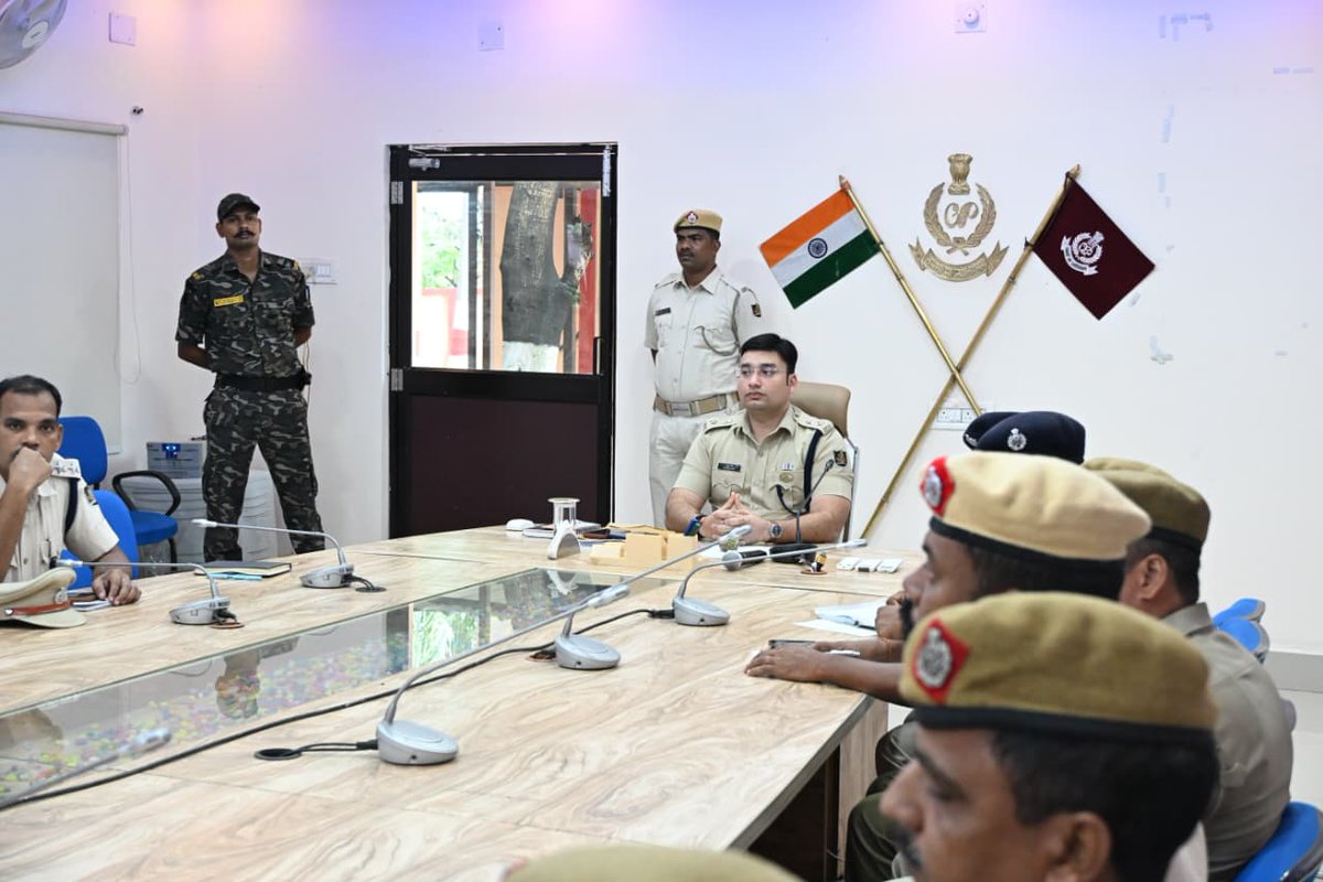 SP_Anugola's tweet photo. An Allochana Sabha of Anugola Police was convened today under the chairmanship of the SP, Anugola. Representatives from all Police Stations and SDPO Offices attended. Issues related to the welfare of police personnel and operational challenges were reviewed, and necessary directions were issued for their prompt resolution to strengthen coordination and effective policing.

ଆଜି ଅନୁଗୋଳ ପୋଲିସର ଏକ ଆଲୋଚନା ସଭା ଅନୁଗୋଳ ଏସପିଙ୍କ ଅଧ୍ୟକ୍ଷତାରେ ଅନୁଷ୍ଠିତ ହୋଇଥିଲା। ଏଥିରେ ସମସ୍ତ ପୋଲିସ ଷ୍ଟେସନ ଏବଂ ଏସଡିପିଓ କାର୍ଯ୍ୟାଳୟର ପ୍ରତିନିଧିମାନେ ଯୋଗ ଦେଇଥିଲେ। ପୋଲିସ କର୍ମଚାରୀଙ୍କ କଲ୍ୟାଣ ଏବଂ କାର୍ଯ୍ୟକ୍ଷମ ଚ୍ୟାଲେଞ୍ଜ ସହିତ ଜଡିତ ସମସ୍ୟାଗୁଡ଼ିକର ସମୀକ୍ଷା କରାଯାଇଥିଲା ଏବଂ ସମନ୍ୱୟ ଏବଂ ପ୍ରଭାବଶାଳୀ ପୋଲିସିଂକୁ ସୁଦୃଢ଼ ​​କରିବା ପାଇଁ ଏହାର ତୁରନ୍ତ ସମାଧାନ ପାଇଁ ଆବଶ୍ୟକୀୟ ନିର୍ଦ୍ଦେଶ ଦିଆଯାଇଥିଲା।

@odisha_police @homeodisha @DGPOdisha