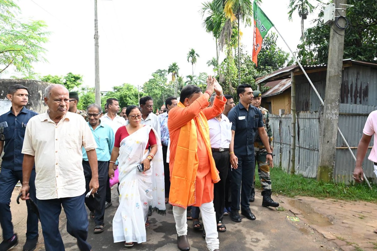 ramprasadpalBJP's tweet photo. Thousands of people joined today’s #PrabhatPheri at Booths 46, 47, 48 & 49 under Bagmara Gram Panchayat, commemorating the #BalidanDiwas of Dr. Syama Prasad Mukherjee.
Vande Mataram 🇮🇳
Jai Hind!
#BLSantosh
#NarendraModi
#AmitShah
#nitinnabin
#SambitPatra https://t.co/ruPepE3uyE