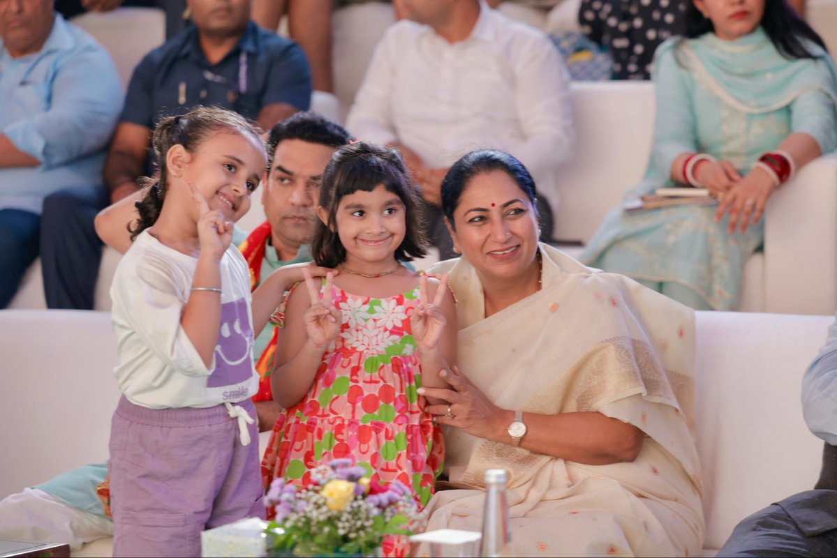 gupta_rekha's tweet photo. आम का मौसम दरअसल बचपन के लौट आने का मौसम होता है। हर आम अपने साथ धूप का एक टुकड़ा और बचपन की एक दोपहर लेकर आता है।

आज कैबिनेट सहयोगी श्री आशीष सूद जी, श्री मनजिंदर सिंह सिरसा जी और श्री कपिल मिश्रा जी के साथ जनकपुरी स्थित INA हाट में मैंगो फेस्टिवल का शुभारंभ किया।

मैं सभी दिल्लीवासियों से आग्रह करती हूं कि अपने परिवार के साथ इस उत्सव में अवश्य आएं। जैसे दिल्ली पूरे भारत का संगम है, वैसे ही यहां देशभर के आम एक ही स्थान पर भारत की विविधता और मिठास का परिचय कराते हैं।

@ashishsood_bjp 
@mssirsa 
@KapilMishra_IND 

#MangoFestival2026