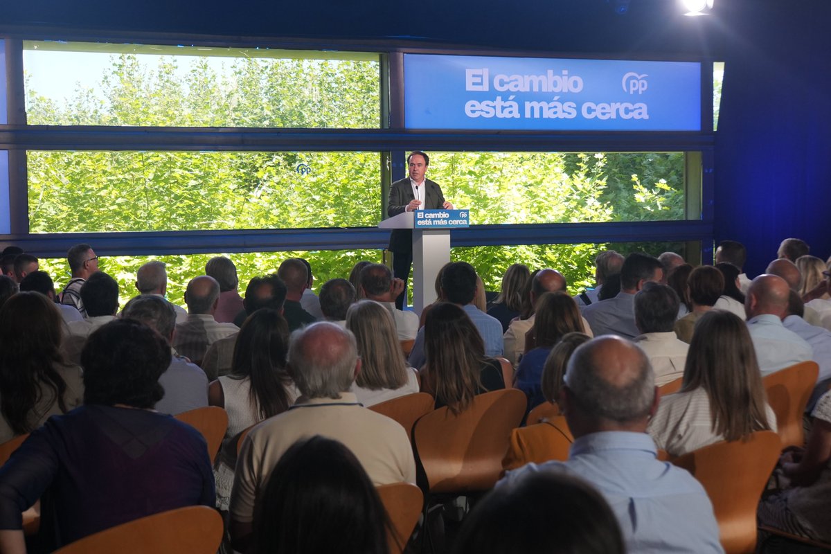 ppcv's tweet photo. Construir una España mejor desde la gestión, el compromiso y la cercanía.

Nuestro president, @JFPerezLlorca, ha participado junto a @NunezFeijoo   en el II Foro de Diputaciones, Cabildos y Consells del Partido Popular.

La Comunitat Valenciana merece ser escuchada y defendida. Con Feijóo, ese cambio es posible.