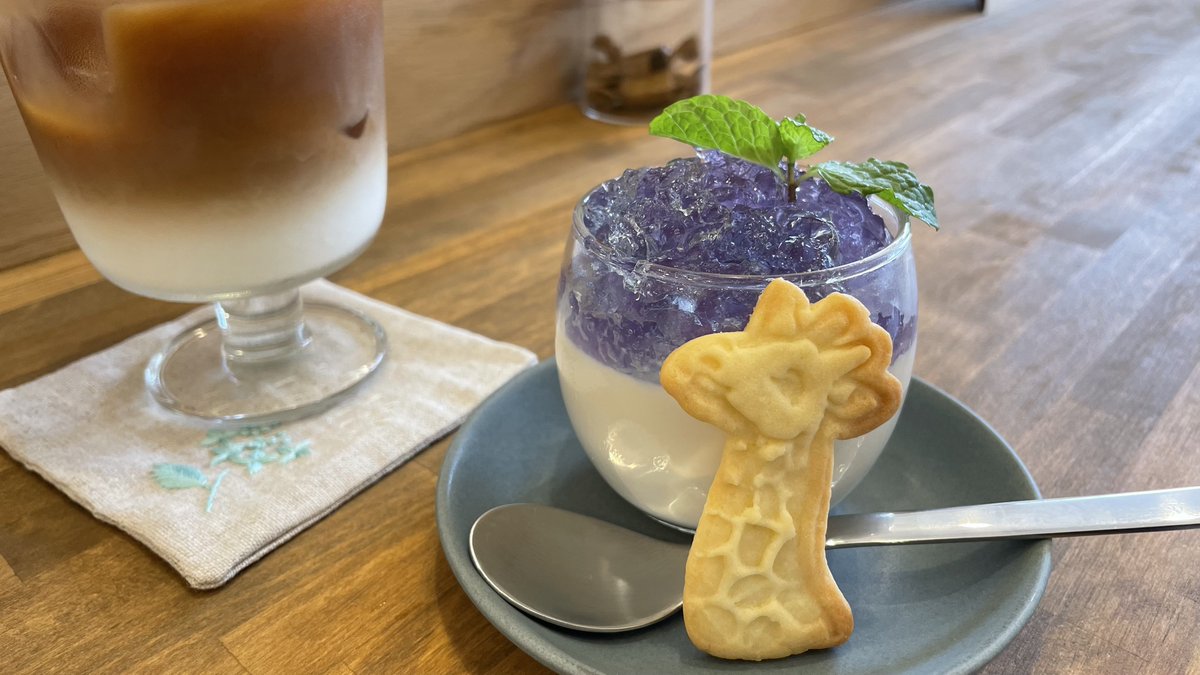 oinagoya's tweet photo. 雨やどりコーヒー の 雨やどりプリンを食べに、名古屋においでよ。   
紫陽花をイメージしたゼリーが乗った、後味スッキリなプリンだよ。   

落ち着いた店内で、素敵な午後を過ごしてね～🦒 https://t.co/kdf6TdXyqw