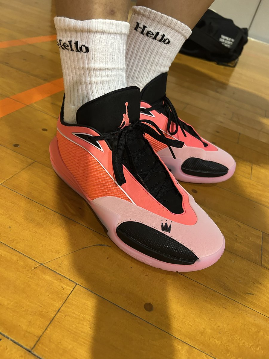 SHUJIato's tweet photo. 名機の予感。
何回か慣らしてからゲームに使えばこれ絶対いいぞ。
インソール交換は推奨。
#JORDANTriangle https://t.co/5bikQaX8b4