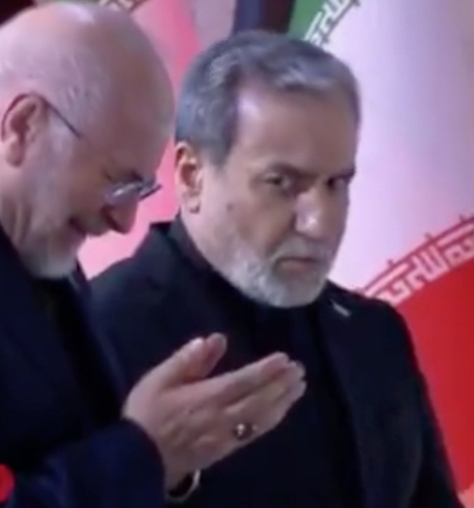BhFak46419's tweet photo. عراقچی :  این دیگه چه مادرجنده ایه🤨😐 https://t.co/RhdSqC0dw2