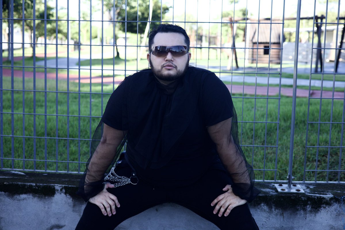 LeohTozzi's tweet photo. VÍCIO // PRE SAVE NA BIO // 10 DE JULHO🔥 https://t.co/NuDnmqSE4r