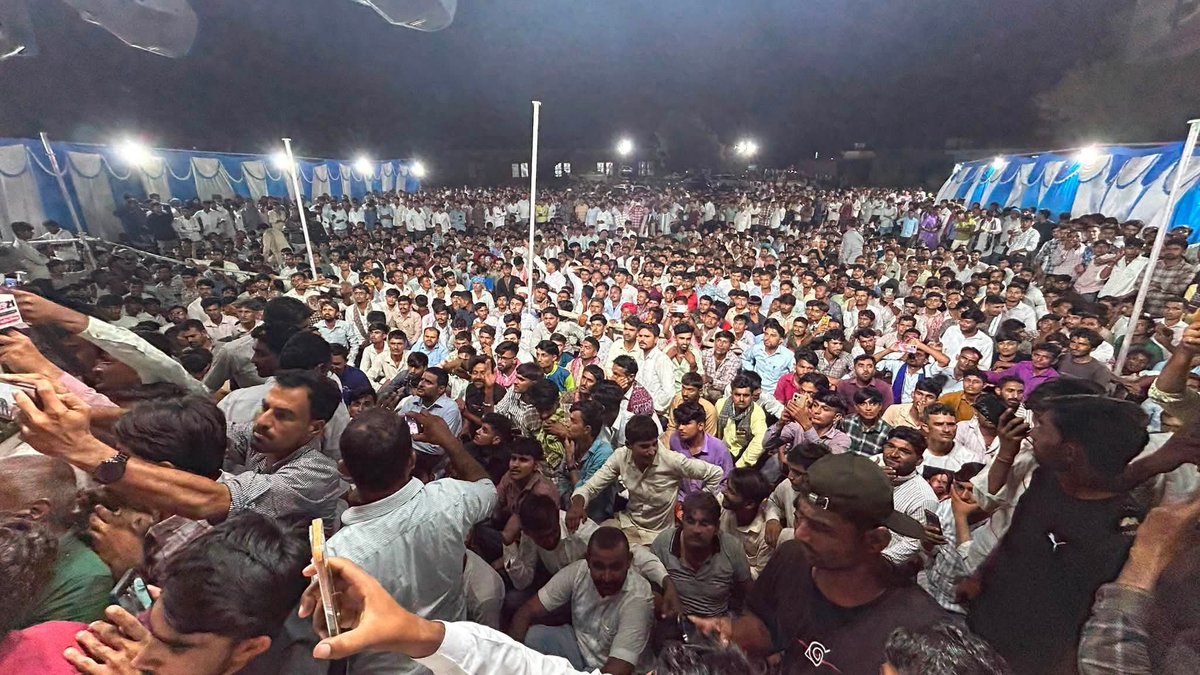hanumanbeniwal's tweet photo. कल रात्रि में सेड़वा उपखंड मुख्यालय पर आयोजित सर्व धर्म शांति प्रार्थना सभा में सम्मिलित हुआ,स्थानीय नागरिकों ने भव्य स्वागत किया,मैंने लोगो से बातचीत करके उनकी समस्याओं को सुना और संबोधन में विभिन्न मुद्दों पर अपने विचार रखे | https://t.co/JV1Wzd3Qnd
