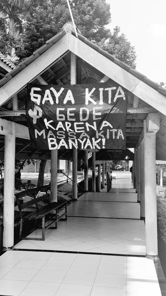 sentrifus's tweet photo. cosplei pejabat ui tp saltum😭😭
((vibesna berasa org penting jir tiap ke sana, entah ada pelet ap. meskipun menghadiri jgtc nonton raisa di feb jg rasanya penting lol)) https://t.co/EEM03b2VoK
