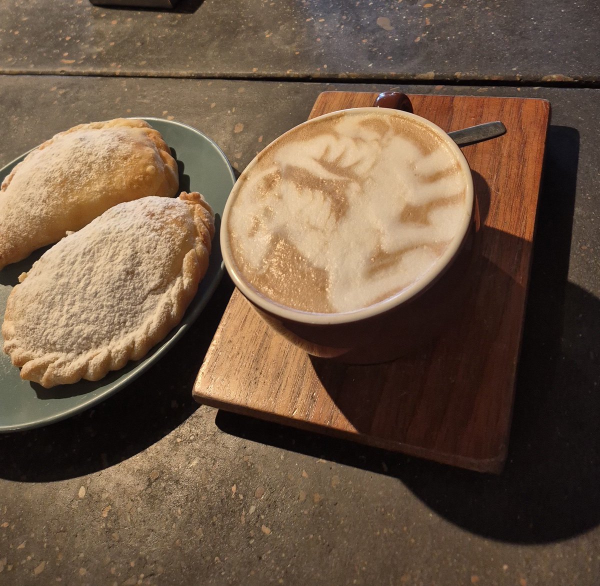 alittle_lettuce's tweet photo. "me da un capuccino deslactosado y DOS EMPANADAS DE QUESO" https://t.co/9O4veGAwhT