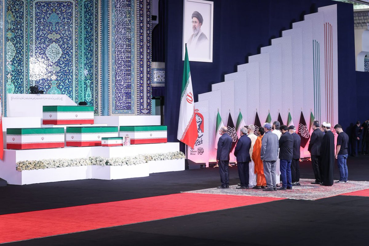 iraninarabic_ir's tweet photo. بالصور | مراسم إلقاء مسؤولي وشخصيات الدول الأجنبية التحية على الجثمان الطاهر لقائد الثورة الإسلامية الشهيد. https://t.co/aDT2miSMmW