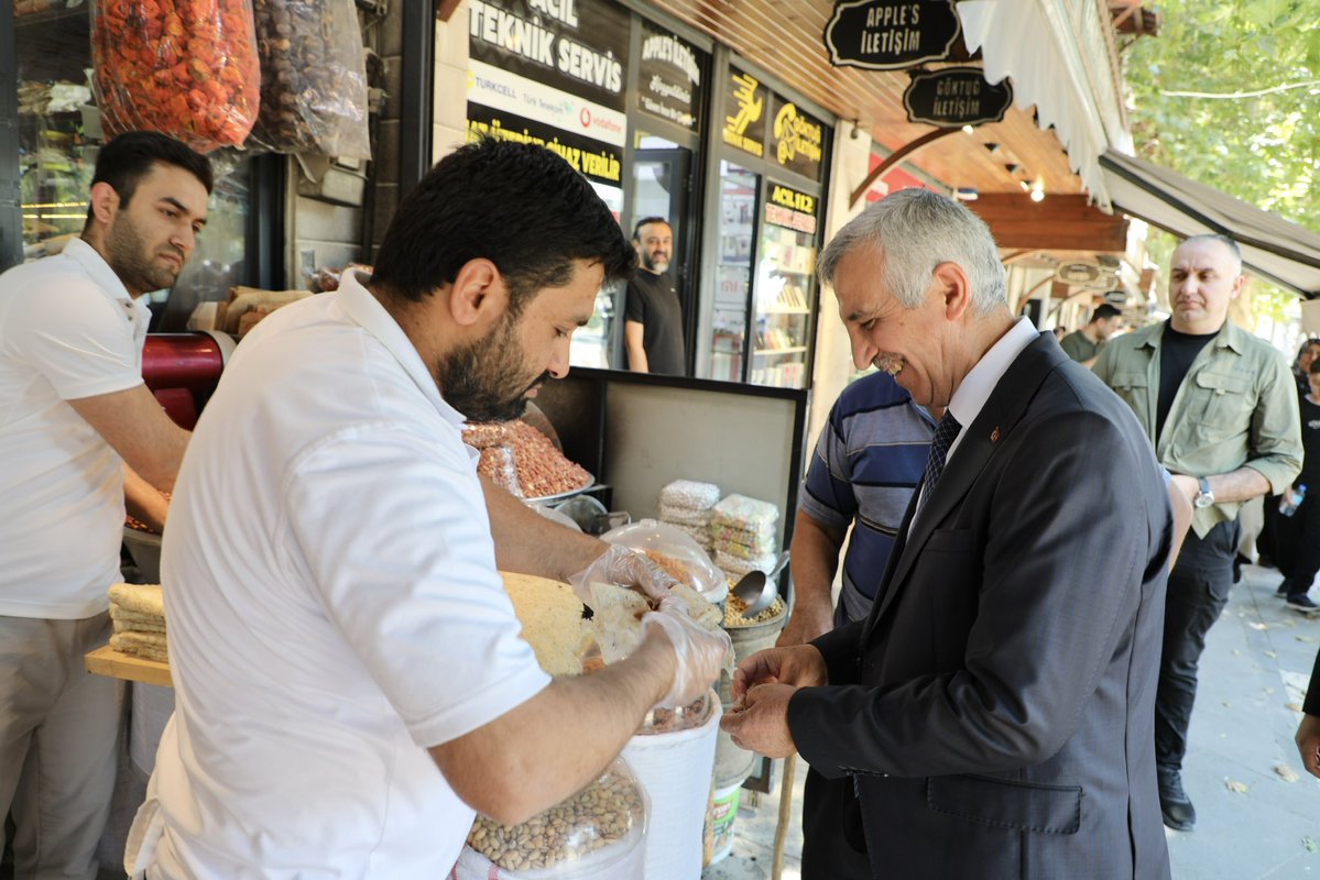 DulkadirogluTC's tweet photo. Kahramanmaraş Valimiz Sayın Mükerrem Ünlüer ve Dulkadiroğlu Kaymakamımız Sayın Hicabi Aytemür, Kahramanmaraş Tarihi Kapalı Çarşı esnafını ziyaret ettiler. https://t.co/9lWMTo1lly