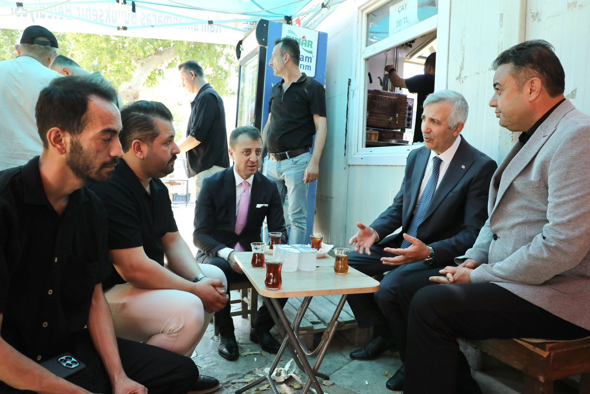 DulkadirogluTC's tweet photo. Kahramanmaraş Valimiz Sayın Mükerrem Ünlüer ve Dulkadiroğlu Kaymakamımız Sayın Hicabi Aytemür, Kahramanmaraş Tarihi Kapalı Çarşı esnafını ziyaret ettiler. https://t.co/9lWMTo1lly