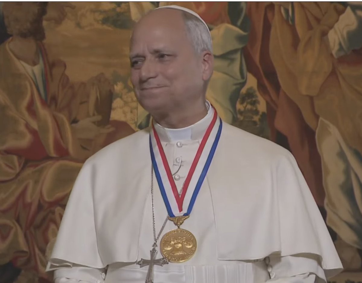 matteomatzuzzi's tweet photo. Il Papa ricevendo la Liberty Medal:

"Nel corso di questi duecentocinquant'anni, per tanti popoli in tutto il mondo, è stata la ferma determinazione di realizzare la nobile visione dei Padri fondatori a fare dell'America un simbolo di libertà, mentre il Paese apriva le proprie porte a successive ondate di immigrati, consentendo a loro e ai loro figli di contribuire a plasmare il futuro della nazione. Fu questo stesso amore per la libertà a spingere gli Stati Uniti, nelle ore più buie del secolo scorso, durante le due guerre mondiali, a guardare oltre sé stessi e, con grandi sacrifici, a sostenere la causa della libertà anche oltre i propri confini"
