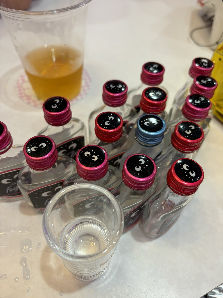 iori_oshiose's tweet photo. 終わってます！
アキバのみんなと乾杯サンキューだったり、ドリンクにお裾分けにありがとうでした
髪の毛染めたの気づいてくれて褒めてくれたのも嬉しかったです👍
明日もいます！ https://t.co/oiBNDyouLg