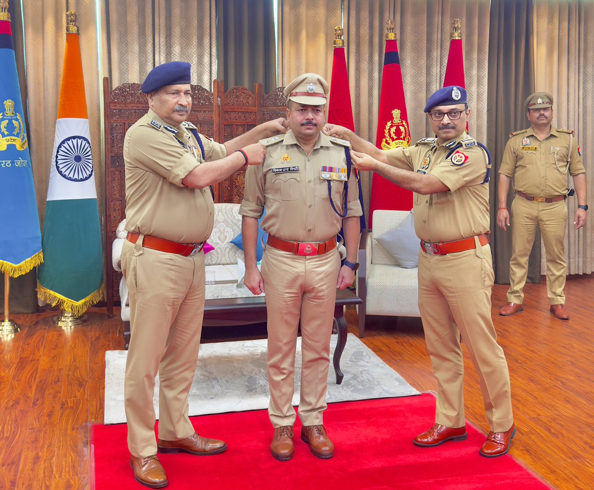 vctcop's tweet photo. आदि विश्वेश्वर महादेव की असीम कृपा से प्रान्तीय पुलिस सेवा ( PPS) से भारतीय पुलिस सेवा ( IPS ) में Induction पूर्ण हुआ ।

#Promotion
#police
#UPPolice
#IPS
#PippingCeremony
#Lucknow https://t.co/tJkRCdBrHg