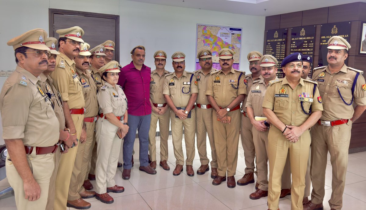 vctcop's tweet photo. आदि विश्वेश्वर महादेव की असीम कृपा से प्रान्तीय पुलिस सेवा ( PPS) से भारतीय पुलिस सेवा ( IPS ) में Induction पूर्ण हुआ ।

#Promotion
#police
#UPPolice
#IPS
#PippingCeremony
#Lucknow https://t.co/tJkRCdBrHg