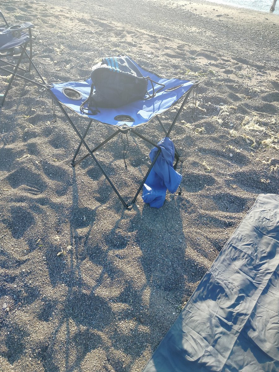 sahn741's tweet photo. böyle bir ürün mü var , 2 hafta sonra sandalye diye cikardim plajın ortasinda su rezillige bak. Şok gibi sizin ben, bu kadarda cakal olmayin, bu nedir https://t.co/LS7P0yUHnM