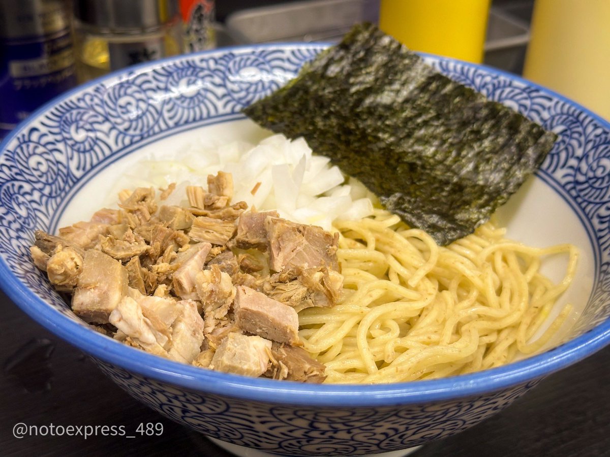 notoexpress_489's tweet photo. 久しぶりにらぁめん城ヶ崎
牛タン煮込み乗せごはんに和え玉も頼んだから流石に腹が苦しいww https://t.co/E2jQ9zp7Ln