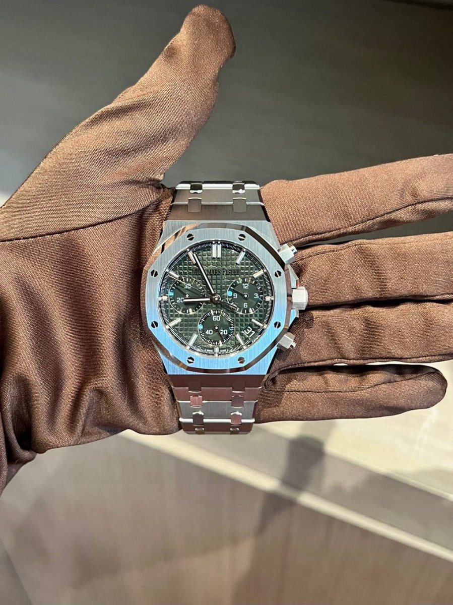 BlackGuyWatch's tweet photo. Audemars Piguet Royal Oak Chronograph features a 41mm stainless steel case and a distinctive green "Grande Tapisserie" dial https://t.co/S6fZvOekDX