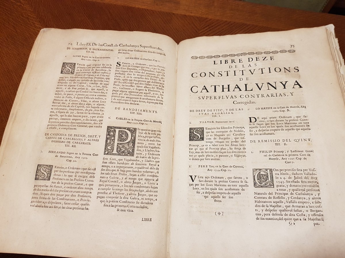 RBerenguerIII's tweet photo. Rectificar és de savis i la història del dret públic català és massa potent per explicar-la a mitges. Oblideu 1289 o 1359 com a inici: el vertader quilòmetre zero del General és l'any 1283. Coincideix amb l'inici de les #Constitucions:
1️⃣ A les Corts de Barcelona de Pere el Gran es cristal·litza la universitat o comú de Catalunya a través de la constitució Volem, estatuïm i ordenem. Des d'aquest moment, el monarca té prohibit legislar de forma unilateral; necessita el consentiment de la terra. El pactisme polític es consolida aquí.
2️⃣ Què era el General? No parlem de sobirania popular moderna, sinó de la universitas medieval. Com expliquen historiadors del dret com Víctor Ferro o Brian Tierney, la corporació tenia una identitat legal separada dels seus membres. Era la comunitat organitzada com un cos jurídic unitari per litigar i co-legislar d'igual a igual amb el Rei.
En resum: La Diputació del General (Generalitat) va ser l'administradora i les generalitats l'eina fiscal, però el General (la universitat de la terra com a subjecte polític) ja forçava el Rei a pactar des de 1283, i sense ell no podia legislar. (🙏 @OFabregues).