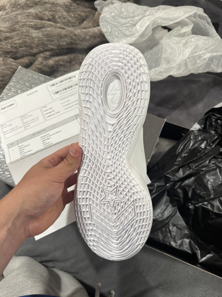 trynalilbrome's tweet photo. @footlocker @footlocker @footlocker
I received this order in the mail coming back from vacation &amp; am very disappointed. I ordered a hat and a pair of sneakers. The hat is in perfect condition. Can’t say the same about the Shais. Fresh out the box and this is what I find. https://t.co/CKG4ImU5e2