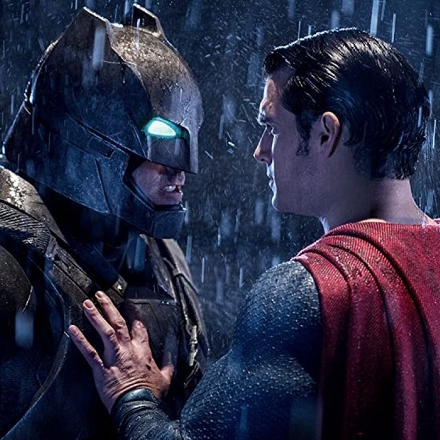 porqueTTarg's tweet photo. "Cristiano es Batman"

Por la comparaciones que hizo Chicharito Hernández entre Messi, Cristiano Ronaldo y los héroes de DC. 

“Messi es Superman y Cristiano Ronaldo es Batman. Superman nació con poderes, Batman no. Batman tuvo que construirse a sí mismo con disciplina, valentía y coraje hasta convertirse en extraordinario.

Mi suegra me preguntó: ¿Quién es mejor, Messi o Cristiano Ronaldo? Y yo le respondí: ‘¿Qué es lo que admiras más?’

Messi es la representación del talento puro. Verlo jugar parece natural, como si las leyes de la física no aplicaran para él. Hace que lo imposible se vea sencillo. Los clubes construyen sistemas alrededor de él y eso tiene sentido, porque es un talento que nunca había existido en la historia. Messi representa el sueño de nacer con un regalo extraordinario.

Pero Cristiano Ronaldo representa otra historia: la historia del que se construyó, del que convirtió la disciplina en su mayor talento, del que cambió de país, de liga, de idioma, de sistema de juego y siguió siendo élite. Mientras Messi parece improvisar, Cristiano parece haber entrenado cada movimiento miles de veces. Mientras uno transmite calma, el otro transmite hambre. Mientras uno deja que el juego llegue a él, el otro sale a conquistarlo desde el primer minuto.

Y por eso millones nos identificamos con Cristiano Ronaldo, porque muchos no nacimos siendo los mejores. Tuvimos que trabajar el doble para poder lograr nuestros sueños. Cristiano Ronaldo representa al que nada contra la corriente, al que recibe críticas, al que normalizan y minimizan sus logros y, aun así, sigue adelante.

Y creo que esa es la verdadera discusión: no quién es mejor, sino qué historia te inspira más. Ambas son de admirarse y ambas inspiran mucho: la del que nació con un don o la del que demostró que con disciplina puedes cambiar tu destino.

Porque al final admiramos a Messi por lo que es, un ser de otro planeta, pero muchos admiramos a Cristiano Ronaldo porque es un monstruo de la voluntad que nos obliga a mirar al espejo y a hacernos sentir capaces de romper”.